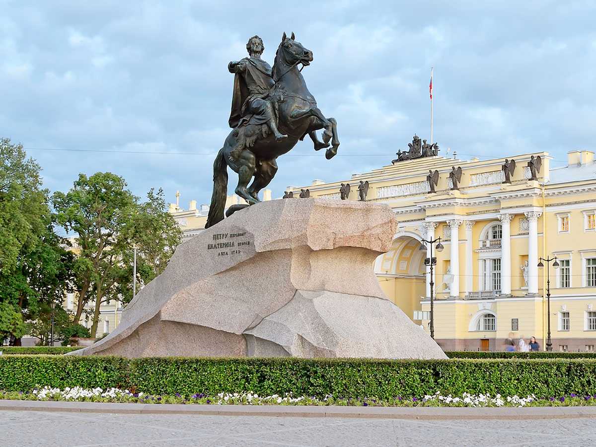 Медный всадник памятник в Санкт-Петербурге