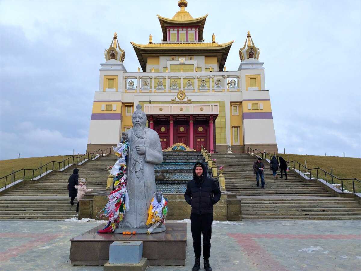 Статуя будды в элисте
