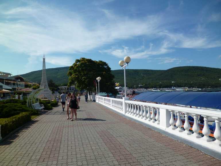 Кабардинка в январе. Село Кабардинка Геленджик. Набережная село Кабардинка. Поселок Кабардинка Новороссийск. Кабардинка Центральная набережная.