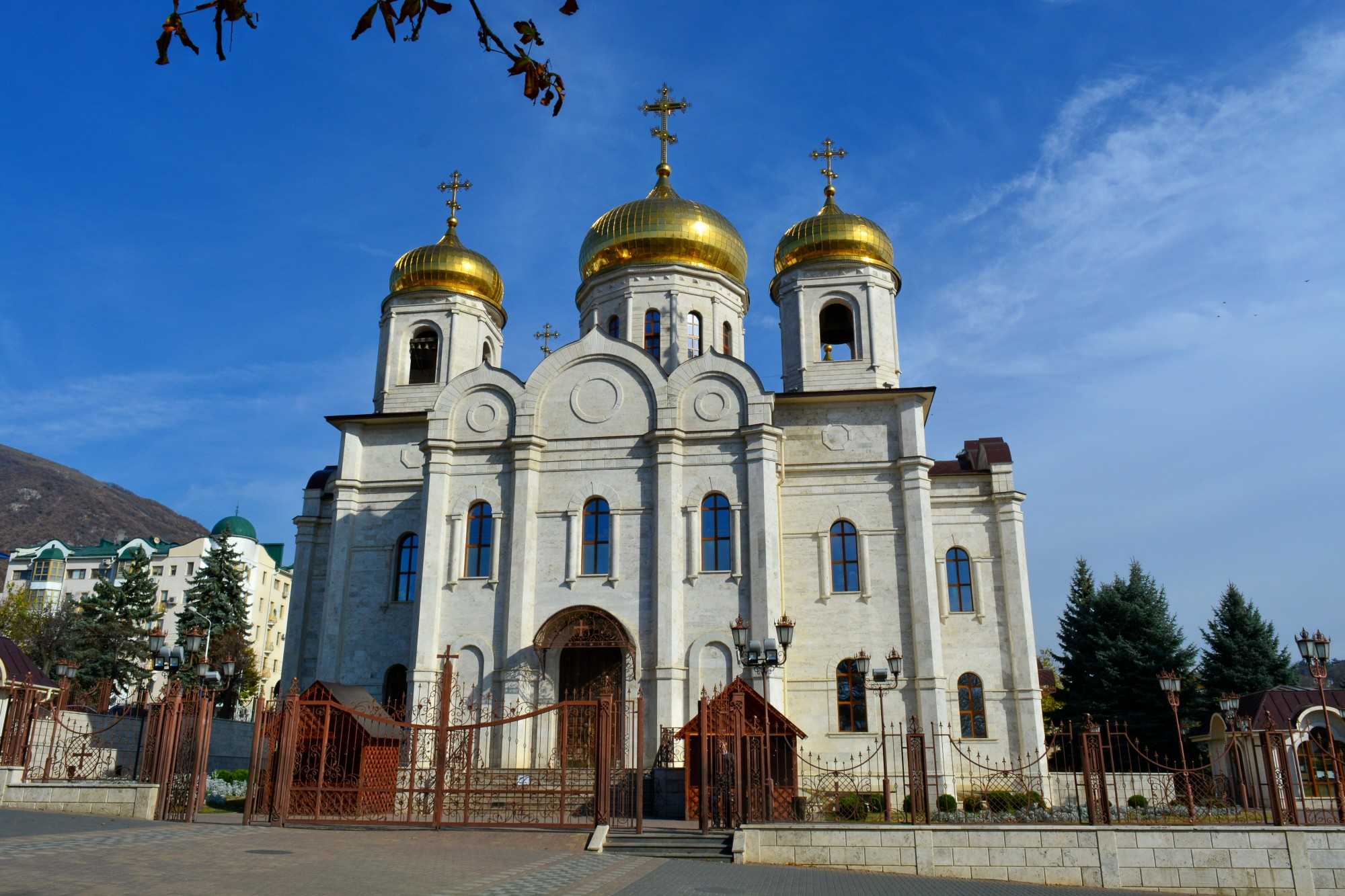 Плюсы пятигорска. Спасский собор Пятигорск. Пятигорск Соборный храм. Храм в Пятигорске Спасский собор. Пятигорск храм Христа Спасителя.