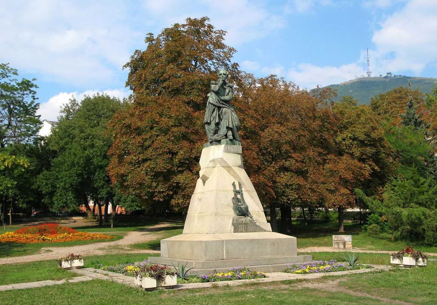 памятник лермонтову в кисловодске на горе