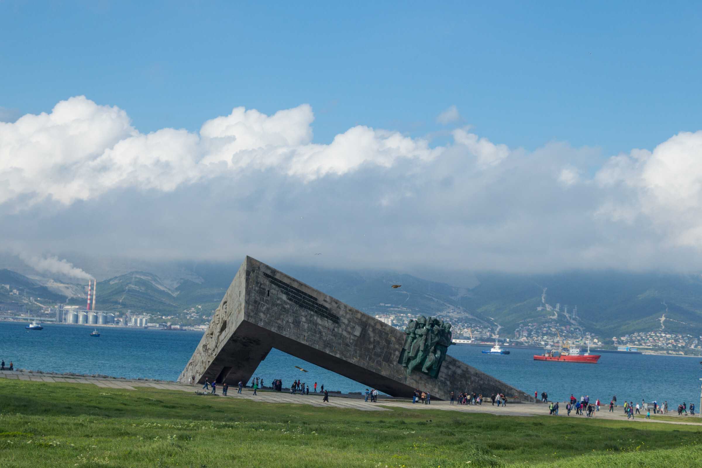 Новороссийск время. Новороссийск / Novorossiysk достопримечательности. Цемесская бухта смотровые. Мемориалы Цемесской бухты. Новороссийск достопримечательности 2020.