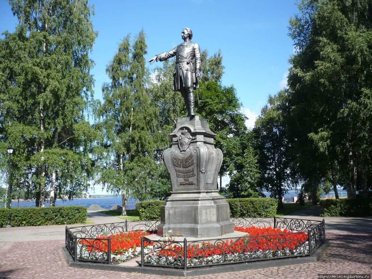 Памятники на набережной Петрозаводска