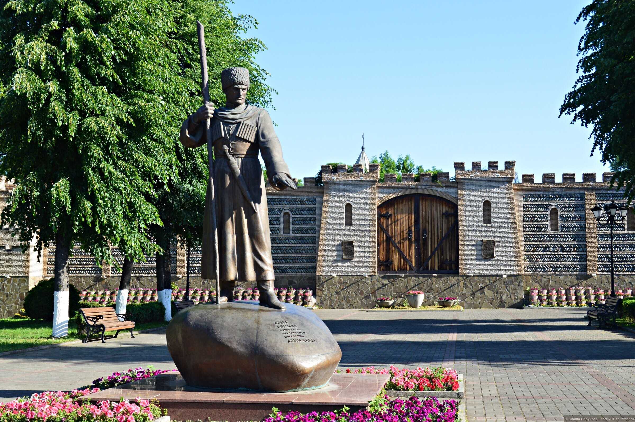 Памятник Дзаугу Бугулову