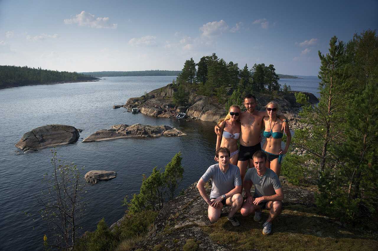 Куда можно съездить одним днем. Туристы в Ленобласти. Туристы на озере ЛЕНОБЛАСТЬ. Курортные места в Карелии с купанием. Красивые места в Ленинградской области на машине летом.