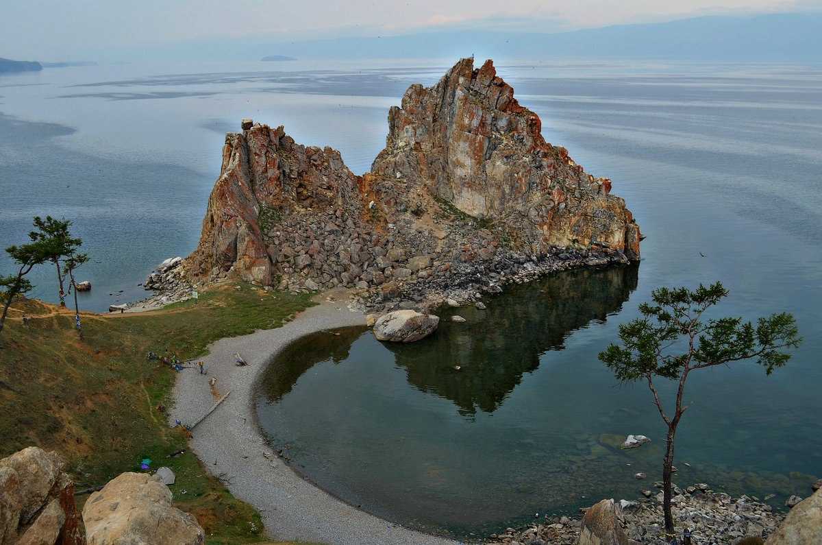 Какой самый остров в озере байкал. Мыс Бурхан на Ольхоне. Ольхон скала Шаманка. Мыс Бурхан скала Шаманка. Мыс Бурхан Байкал.