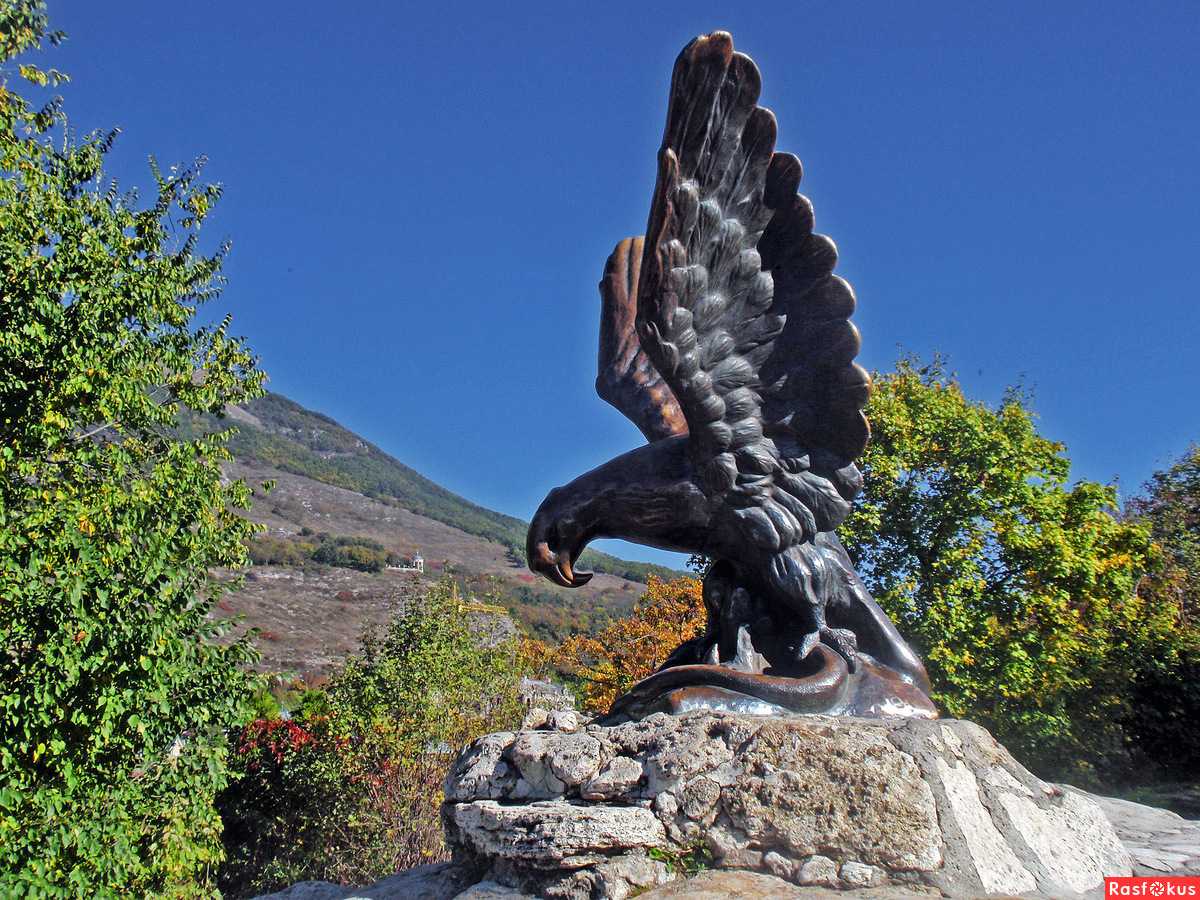 Скульптура орла в Пятигорске