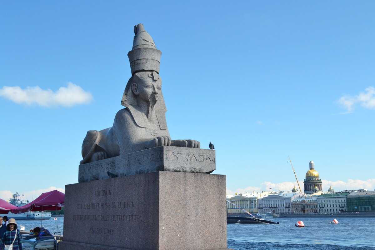 Памятники васильевского острова. Сфинкс в Петербурге на Васильевском острове. Стрелка Васильевского острова сфинксы. Памятник на Васильевском острове. Сфинксы Васильевского острова осенью.