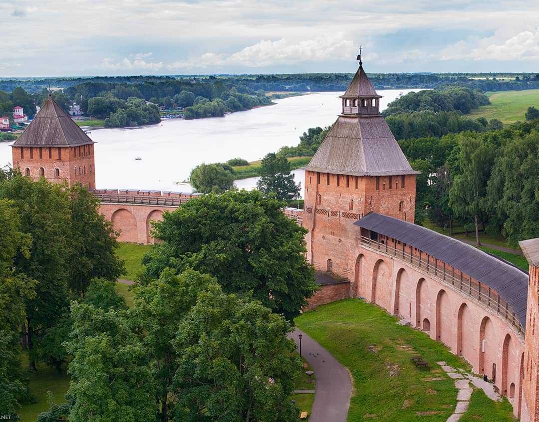 Новгород для детей. Великий Новгород Кремль. Великий Новгород территория Кремля. Новгородский Кремль 11 век. Новгородский Кремль 2.