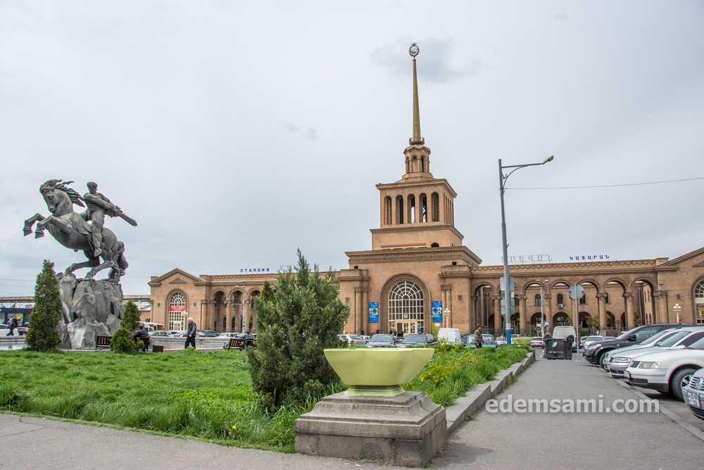 Ереван вокзал. Железнодорожный вокзал Тбилиси. Старый Железнодорожный вокзал Тбилиси. ЖД вокзал Ереван. ЖД вокзал Тбилиси.
