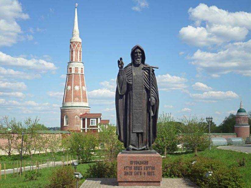 Памятники город коломна. Памятник сергию Радонежскому в Коломне. Коломна статуя Сергия Радонежского. Сергиев Посад памятник сергию Радонежскому.