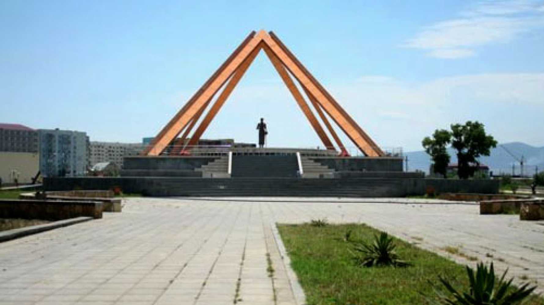 Памятник учительнице в Махачкале