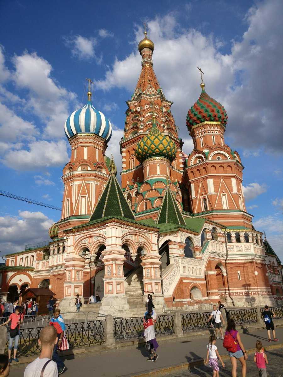 Самые интересные храмы Москвы с фотографиями и описанием От самых известных и крупных, до небольших часовен, разбросанных на улицах столицы