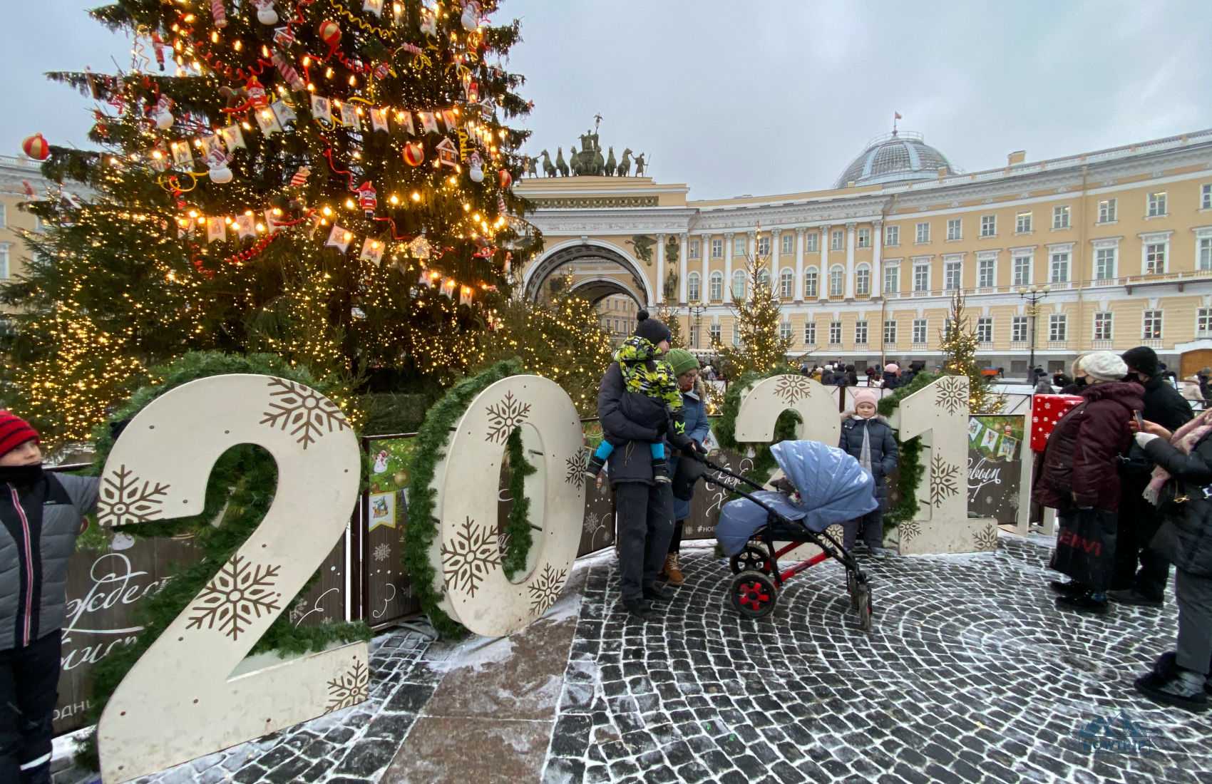 Петербург в новогодние праздники 2024. Новогодние гуляния на Дворцовой площади. Питер в новогодние праздники. Новогодние каникулы в Питере. Новогодние празднования в СПБ.