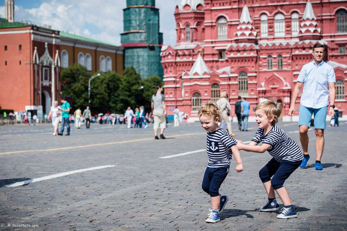 Где можно погулять с ребенком в москве. Красная площадь для детей. Семья на красной площади. Фотосессия на красной площади. Прогулка по красной площади в Москве.