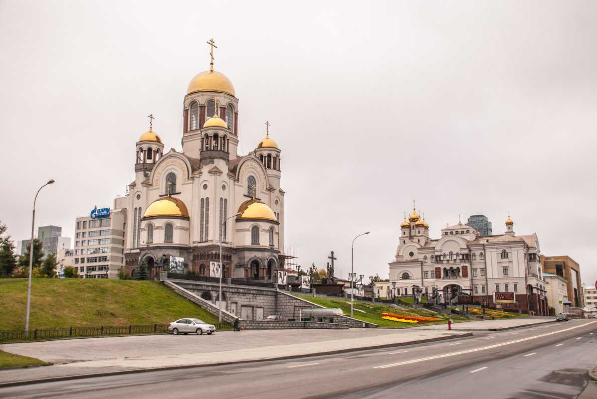 Храм на крови, построенный в Екатеринбурге на месте убийства царской семьи и императора Николая II, фотографии, колокола, интерьер и архитектура