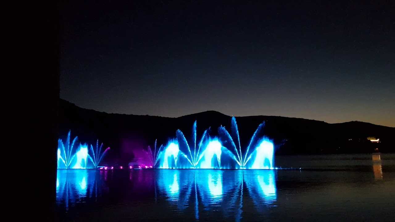 Абрау развлечения. Абрау-Дюрсо фонтан на озере. Краснодарский край Абрау Дюрсо фонт. Абрау Дюрсо фонтан. Абрау Дюрсо Анапа фонтаны.
