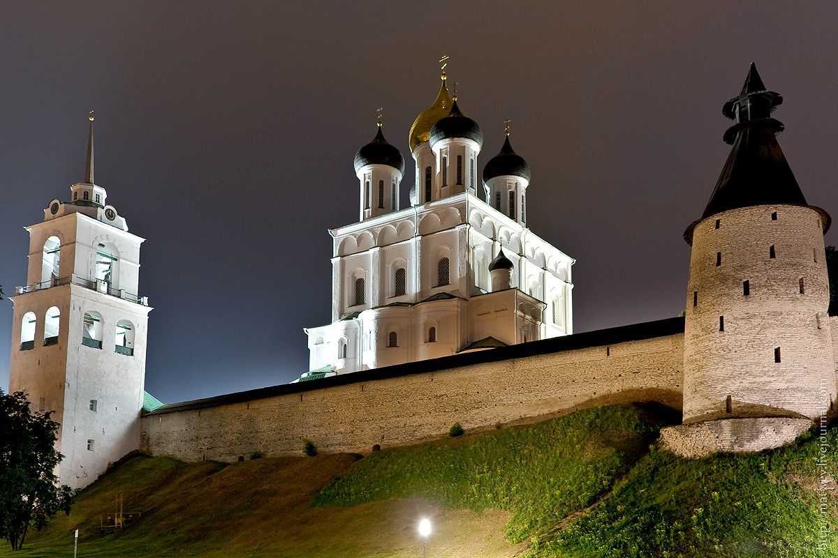 Город псков время. Псковский Кремль Псков. Псковский Кремль кром. Псковский кром Псков.