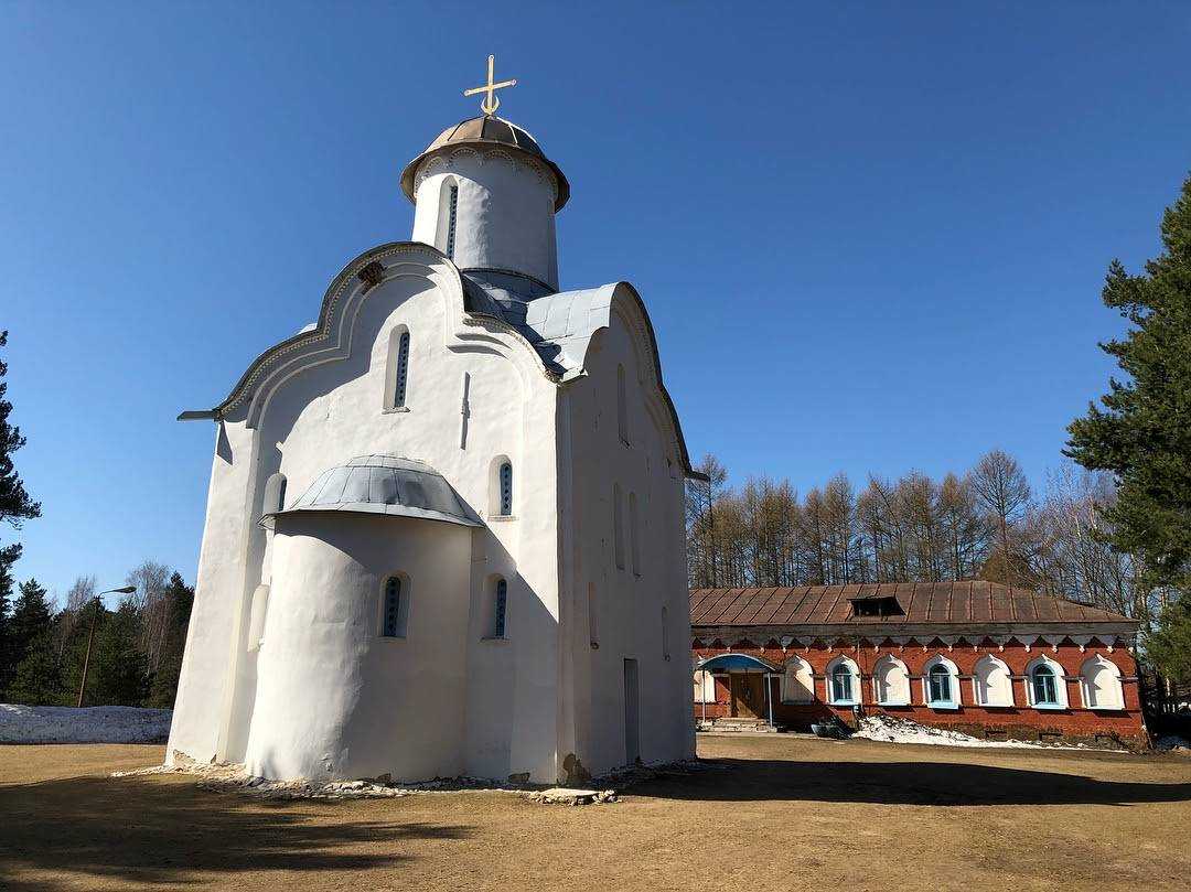 Под новгородом. Церковь Перынского скита Новгород. Перынский скит Рождества Богородицы Великий Новгород. Перынский скит Церковь Рождества Богородицы. Перынский скит в Великом Новгороде.