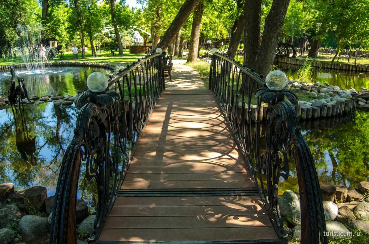 Красивые парки для прогулки. Саратов Горпарк мостик. Саратов парк городской парк. Парк Эльдорадо Энгельс. Парк отель Эльдорадо Энгельс.
