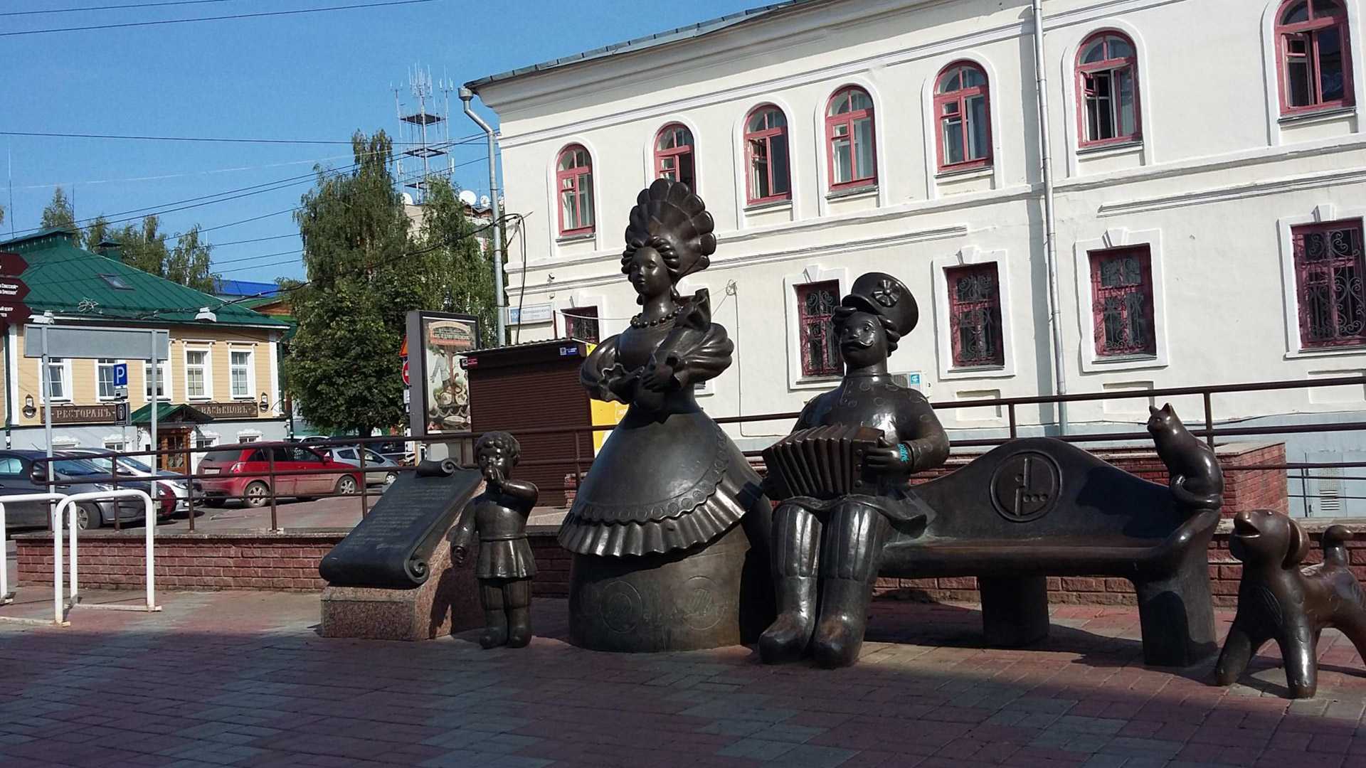 Скульптурная композиция семья Киров