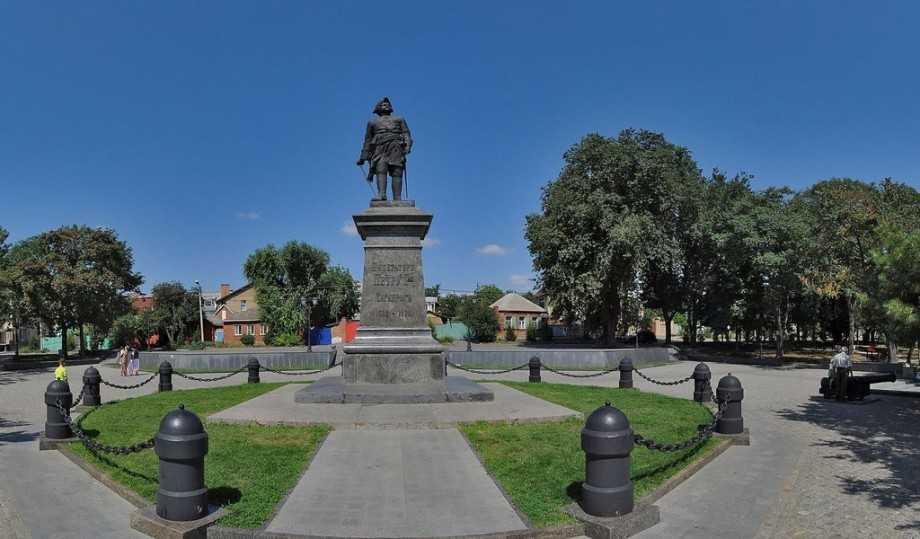 Памятники таганрога. Памятник Петру i (Таганрог). Памятник Петру первому в Таганроге. Памятник Петру в Таганроге набережная. Исторический бульвар Таганрог памятник Петру 1.