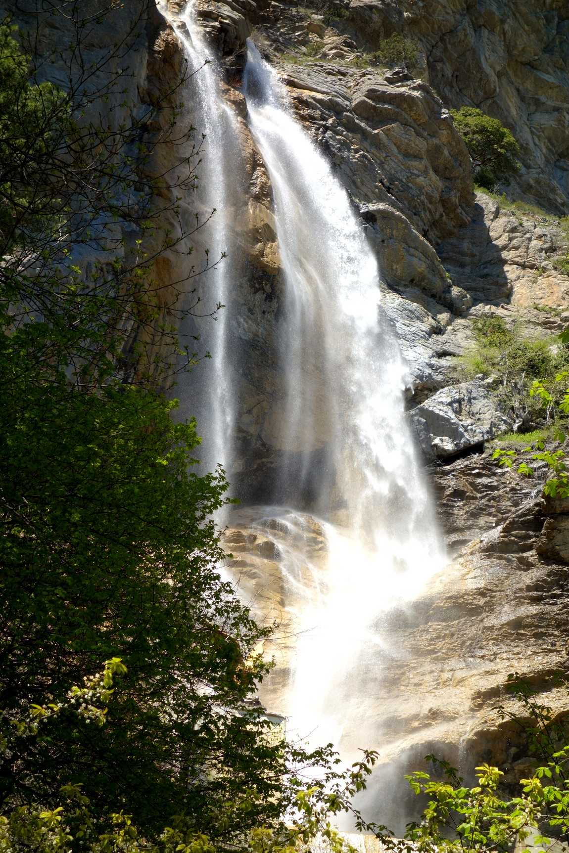 Водопад летящая вода. Водопад Учан-Су. Водопад в Ялте. Учан Су Крым. Ялта водопад усан-Су.