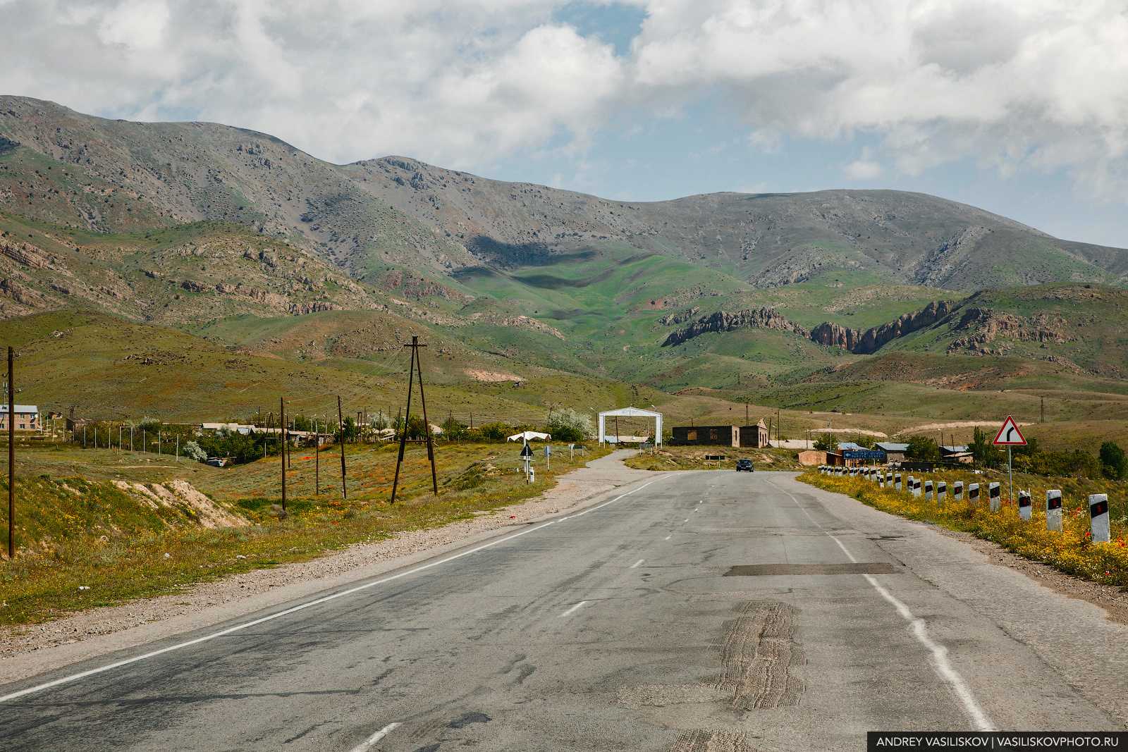 Армения дорого. Армянская дорога. Дорога из Армении в Россию на машине. Дорога с России до Армении. Дороги Ереван машины.