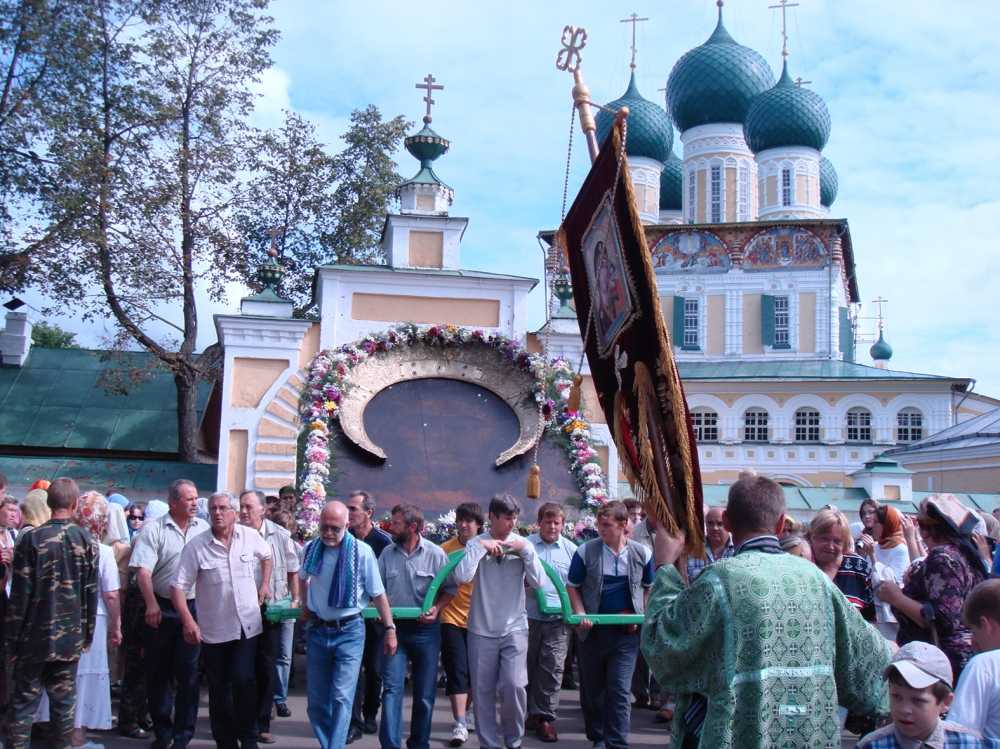 Большая икона. Воскресенский храм Тутаев иконы. Тутаев Воскресенский собор крестный ход. Спас Нерукотворный Воскресенский собор Тутаев. Спас Всемилостивый икона Тутаев крестный ход.