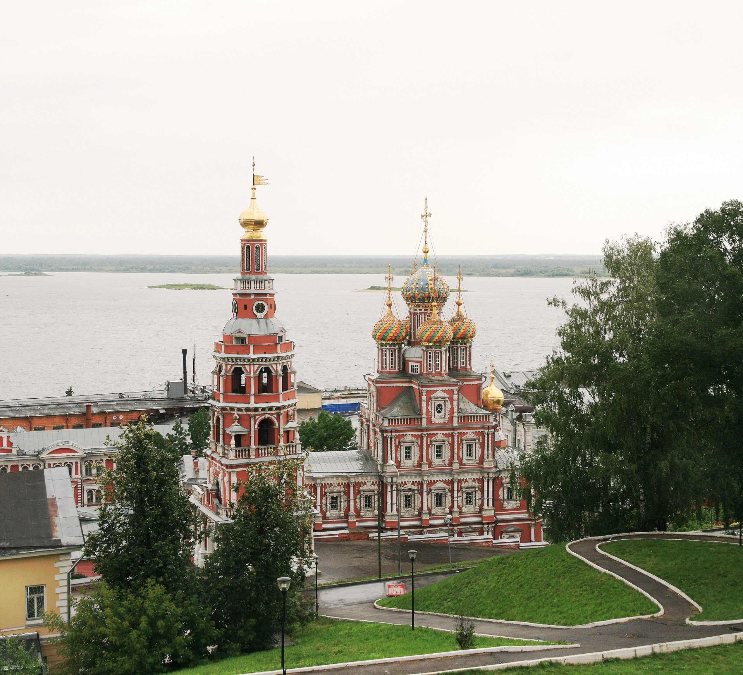 Рождение нижний новгород. Строгановская Церковь Нижний Новгород. Нижний Новгород осень Строгановская Церковь. Храмы сооруженные Строгановым в Нижнем Новгороде. Храм Купцов Строгановых Нижний Новгород.