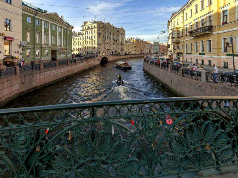 Куда сходить в санкт петербурге сегодня. Певческий мост в Санкт-Петербурге. Река мойка Певческий мост. Набережная реки мойки Певческий мост. Набережная мойки Санкт-Петербург певчий мост.