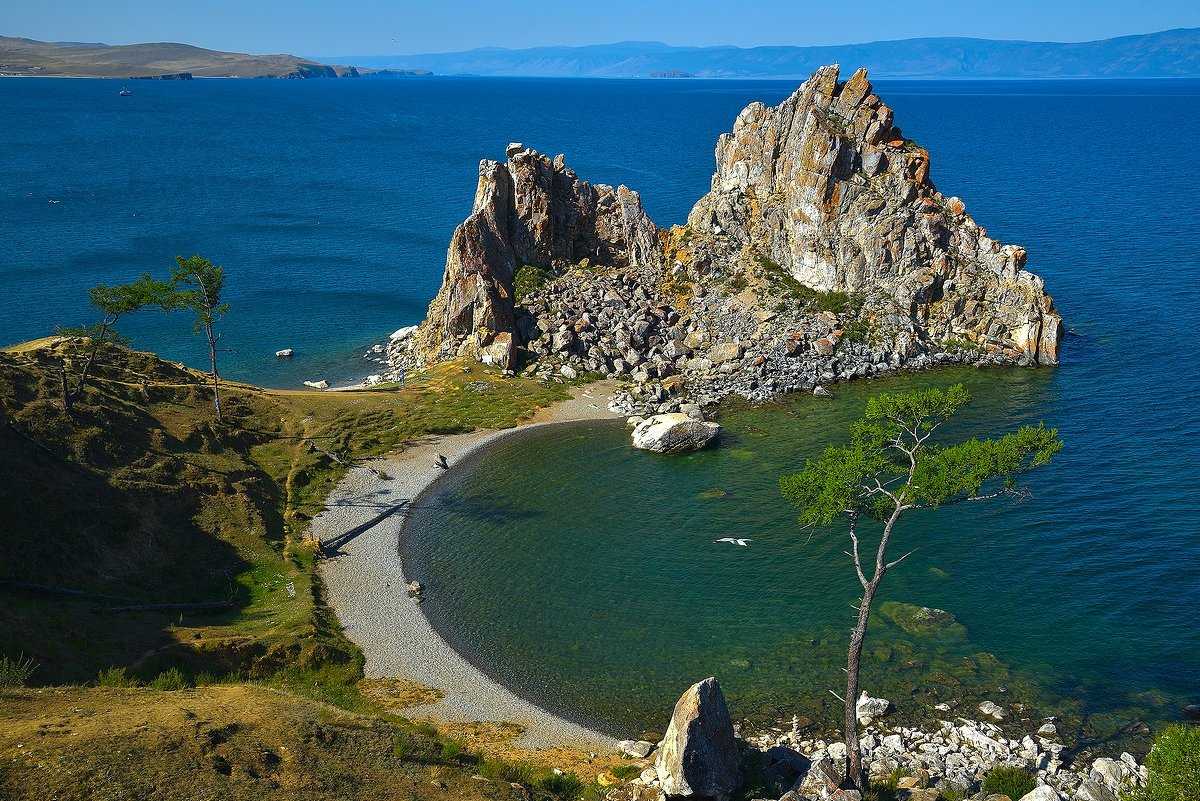 Шаман скала фото. Ольхон скала Шаманка. Ольхон мыс Бурхан скала Шаманка. Скала Шаманка на острове Ольхон. Мыс Бурхан на Ольхоне.