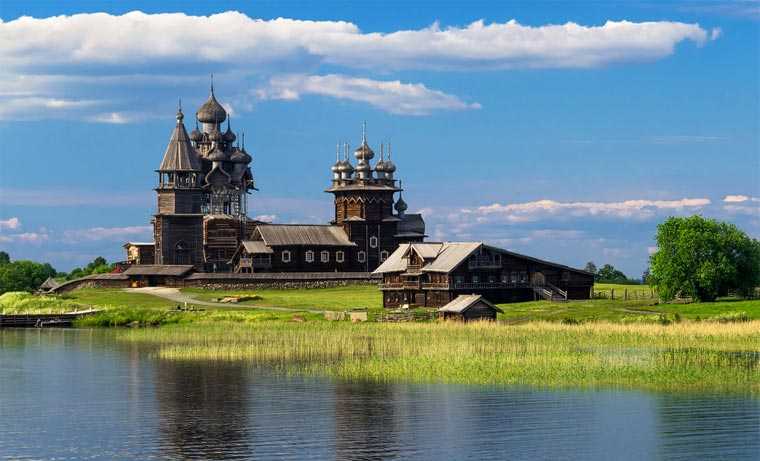В этой статье собрали самые важные и красивые места, которые стоит посетить туристу в Карелии - старые города, озера и острова, природные парки, горы и водопады