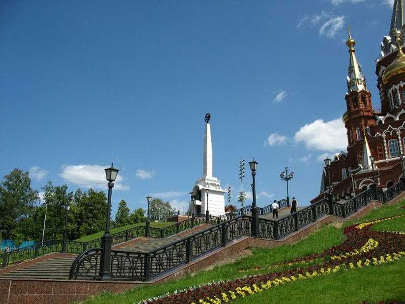 Сходить ижевске. Памятник героям революции Ижевск. Памятник героям гражданской войны в Ижевске. Мемориал гражданской войны Удмуртии. Революционный некрополь Ижевск.