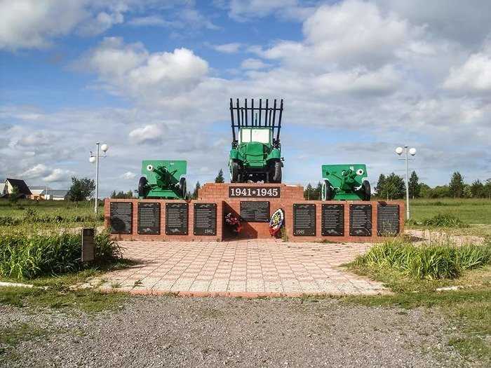 Город мценск орловской. Памятник Катюша Мценск. Мемориал защитникам города Мценск. Памятники города Мценска. Памятник гвардейцам минометчикам Мценск.