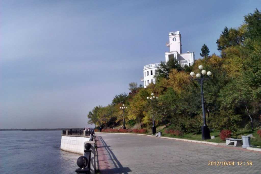 Хабаровский утес. Амурский Утес Хабаровск. Хабаровск набережная Утес. Памятник Хабаровску на Утесе. Набережная города Хабаровска Утес.