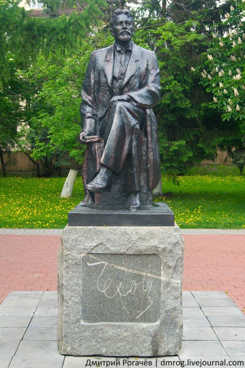 Памятник Чехова в города Чехов