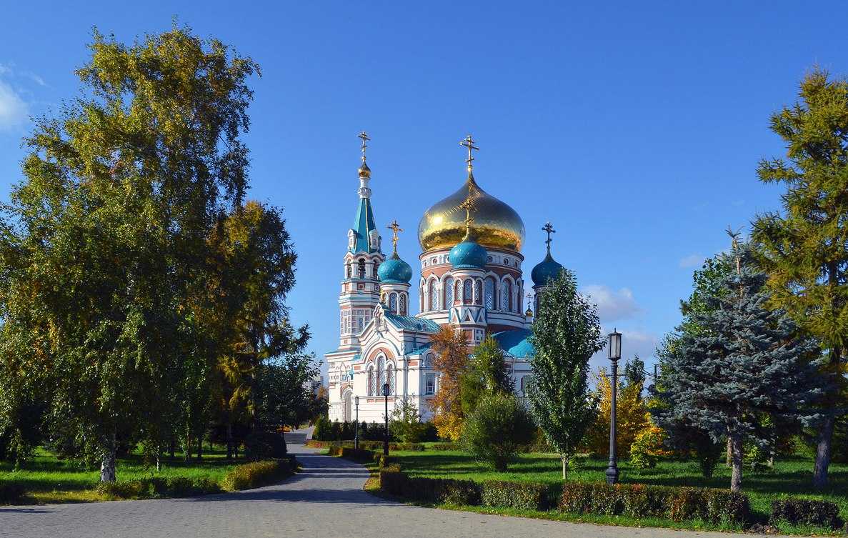 Сайты омска. Памятник на Соборной площади в Омске. Соборная площадь Омск осенью.