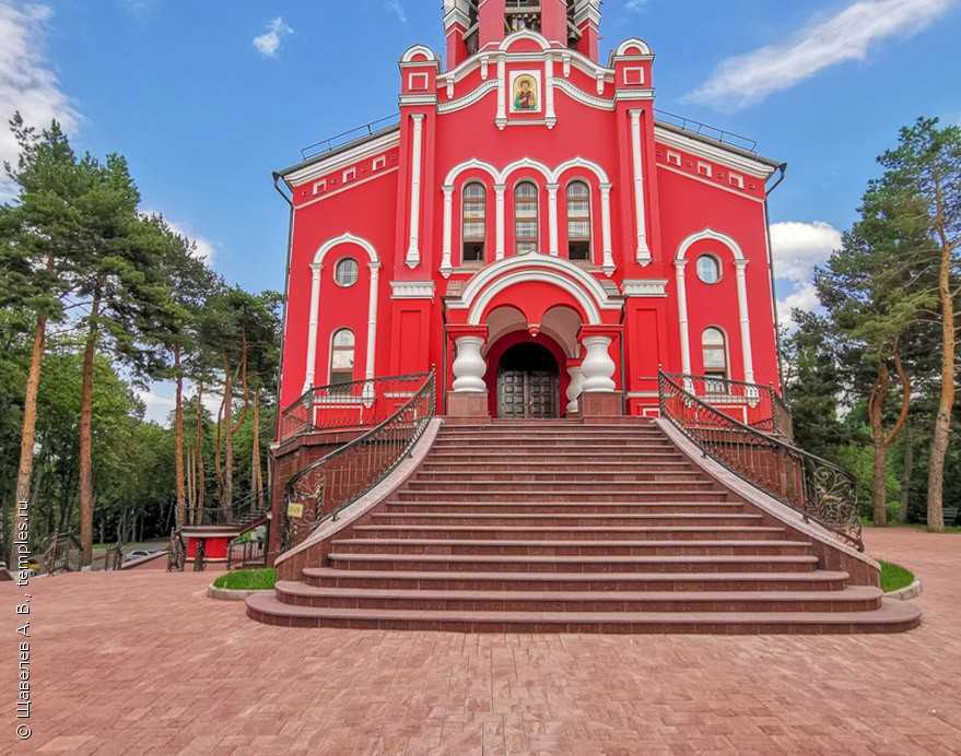 Блок храмы вхожу. Пантелеймоновская Церковь Кисловодск. Красный храм в Кисловодске. Церковь Пантелеимона целителя Кисловодск. Костел в Кисловодске.