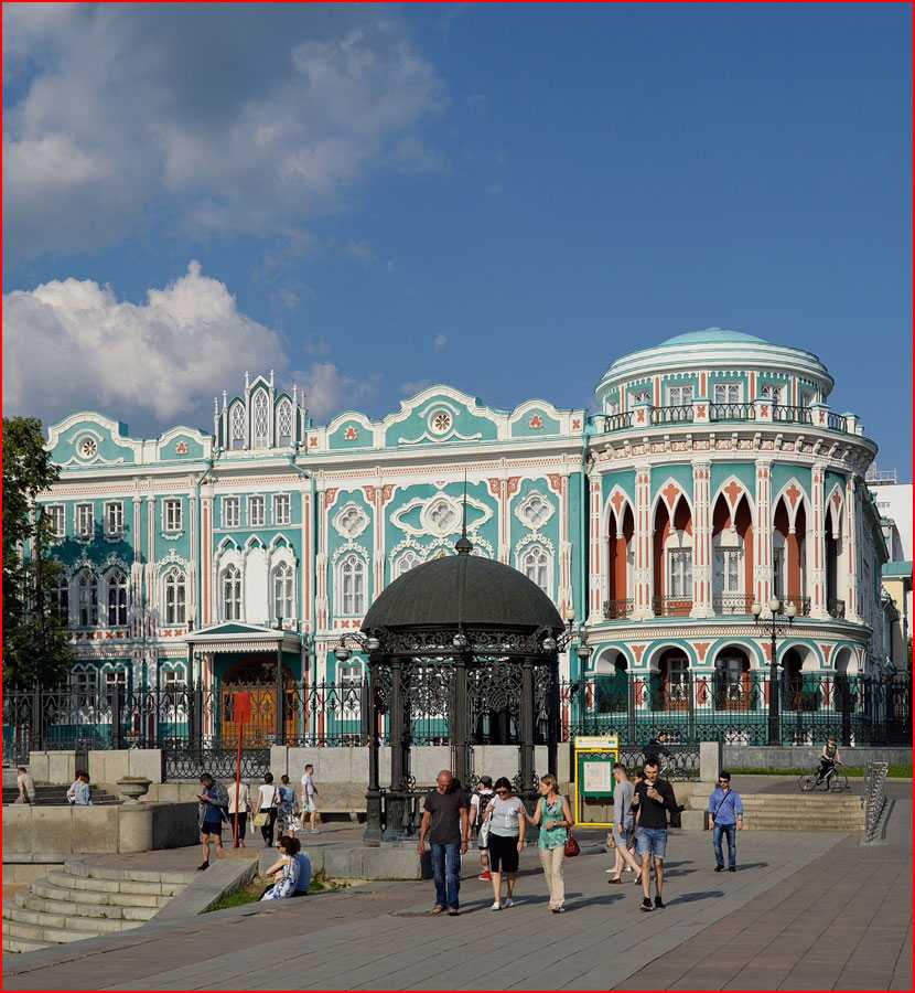 Каждый гость столицы Урала найдет для себя что-то удивительное Специально для самостоятельных туристов на асфальт нанесена Красная линия, идя по