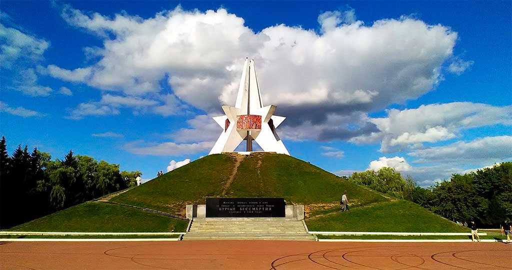 Курган города брянска. Курган бессмертия Брянск. Курган бессмертия Брянск достопримечательности Брянска. Курган Брянск 2022. Памятник Курган бессмертия.