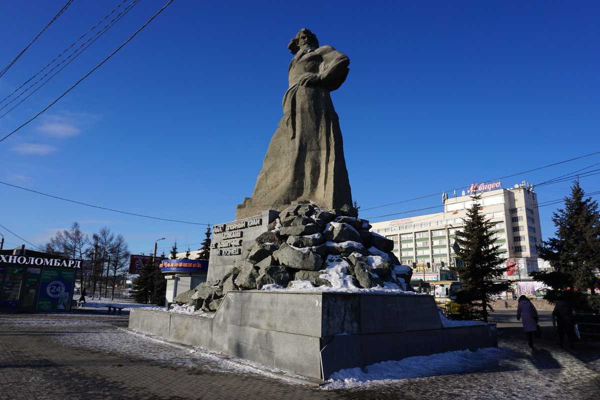 Южный урал памятники. Сказ об Урале памятник в Челябинске. Седой Урал памятник Челябинск. Челябинск памятник Урал-опорный край державы. Памятник Сказ об Урале.