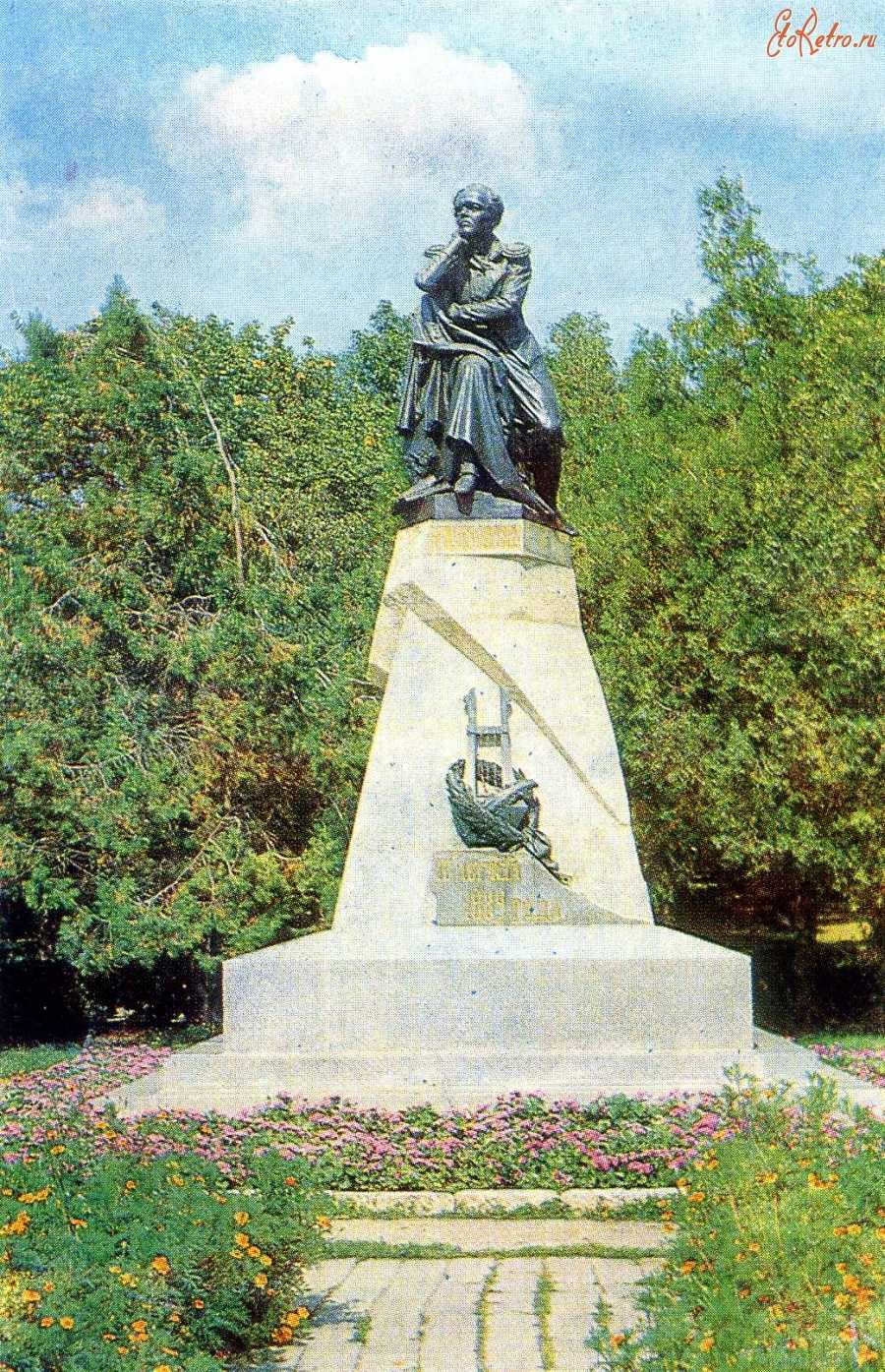 Памятник  в честь знаменитого поэта михаила лермонтова