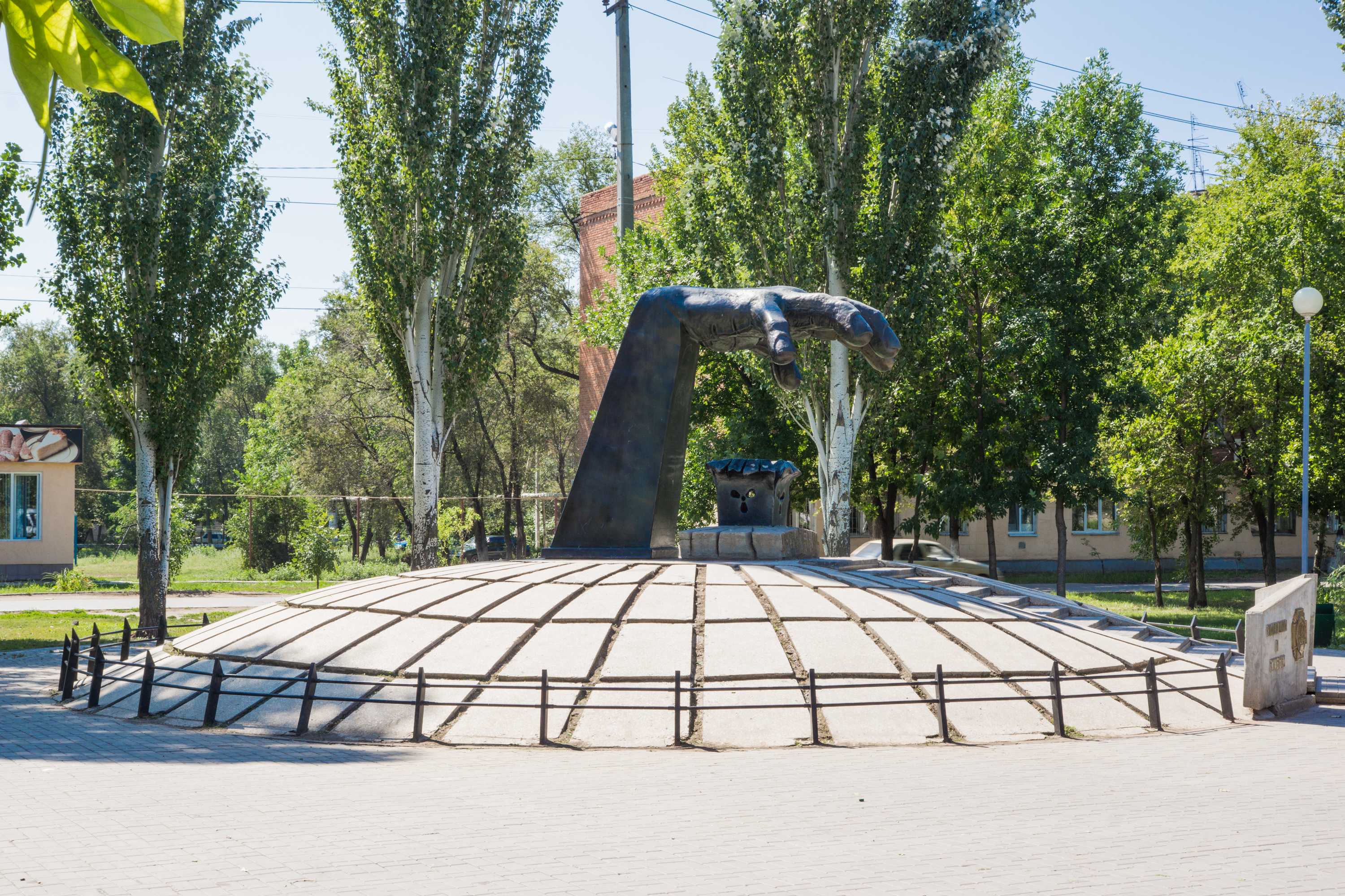 Памятник чернобыльцам Энгельс Саратовская область