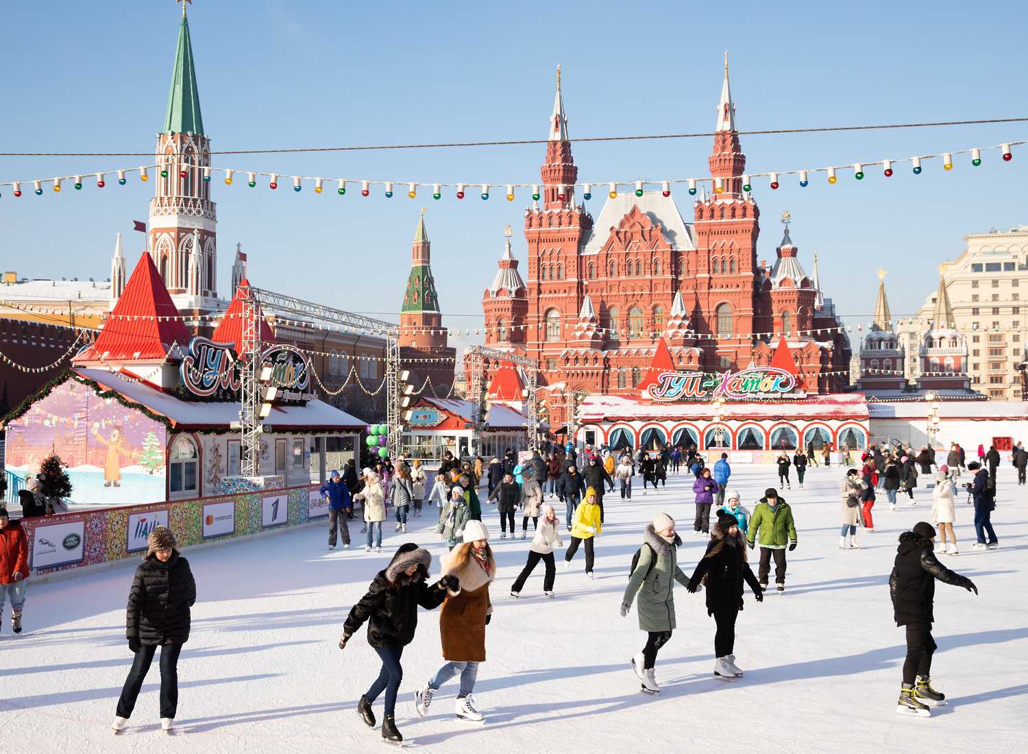 Москва куда сходить с ребенком 8. ГУМ-каток Москва. Москва красная площадь ГУМ-каток. ГУМ каток 2022. ГУМ-каток на красной площади 2020-2021.