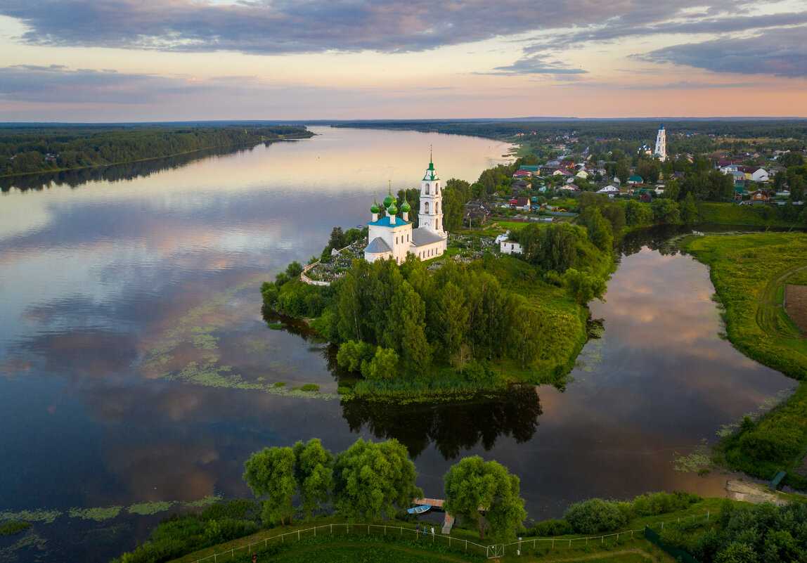 Церковь на берегу реки река Волга