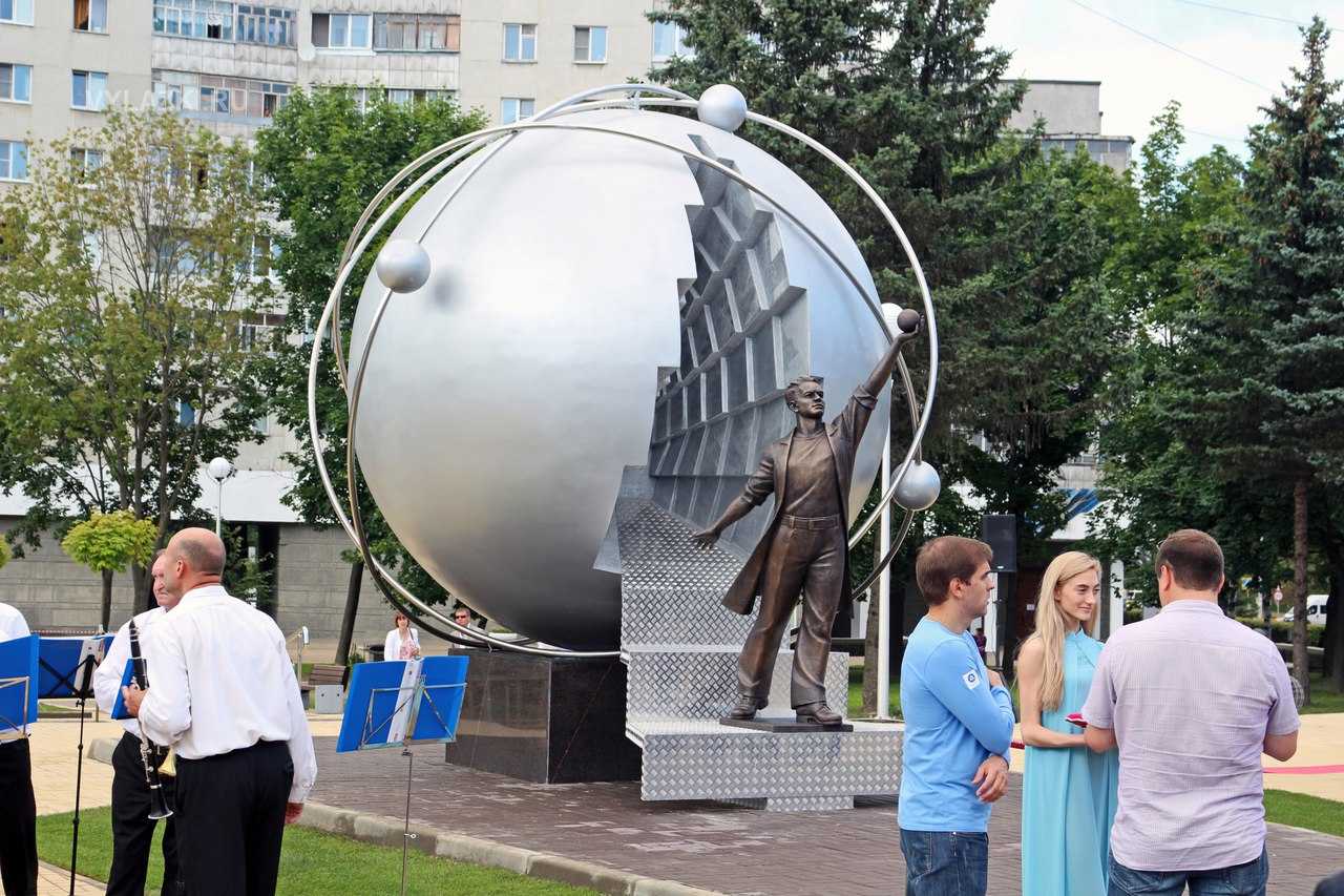 Г обнинск калужская. Памятник атомным первопроходцам Обнинск. Монумент в Обнинске первопроходцам атомной энергетики. Обнинск памятник атому. Памятник мирному атому Обнинск.