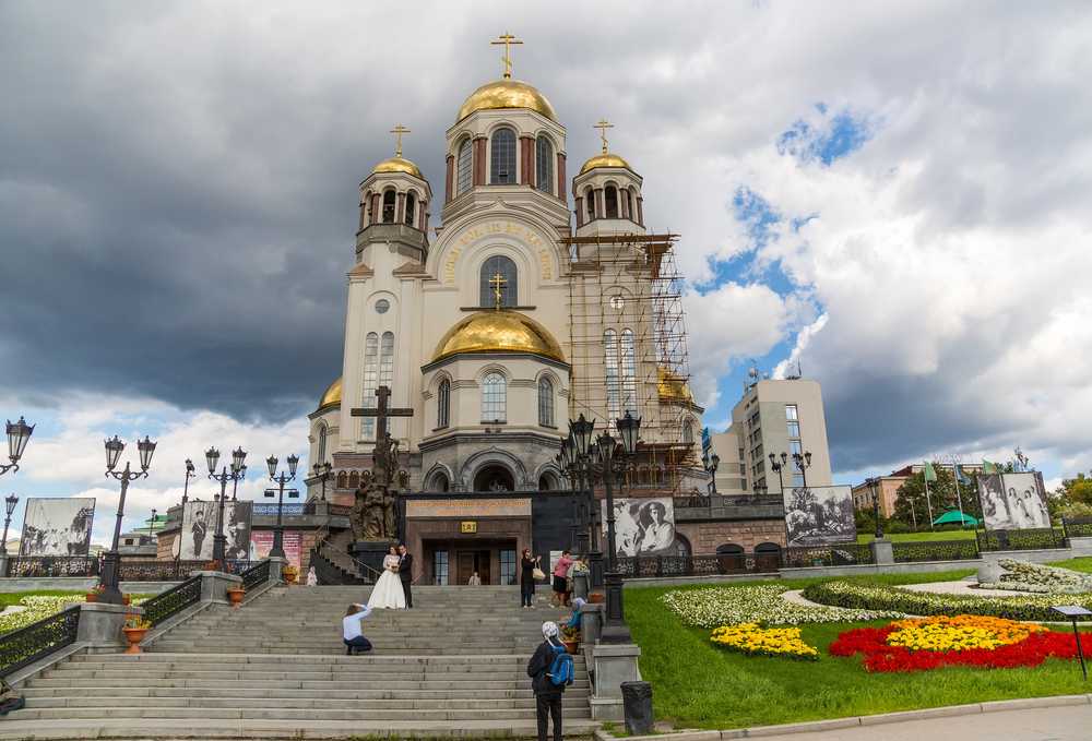 Екатеринбург куда сходить. Смотровая площадка у храма на крови Екатеринбург. Храм на крови в Екатеринбурге слайд. Храм на крови Екатеринбург описание. Храм на крови Екатеринбург вид с террасы.