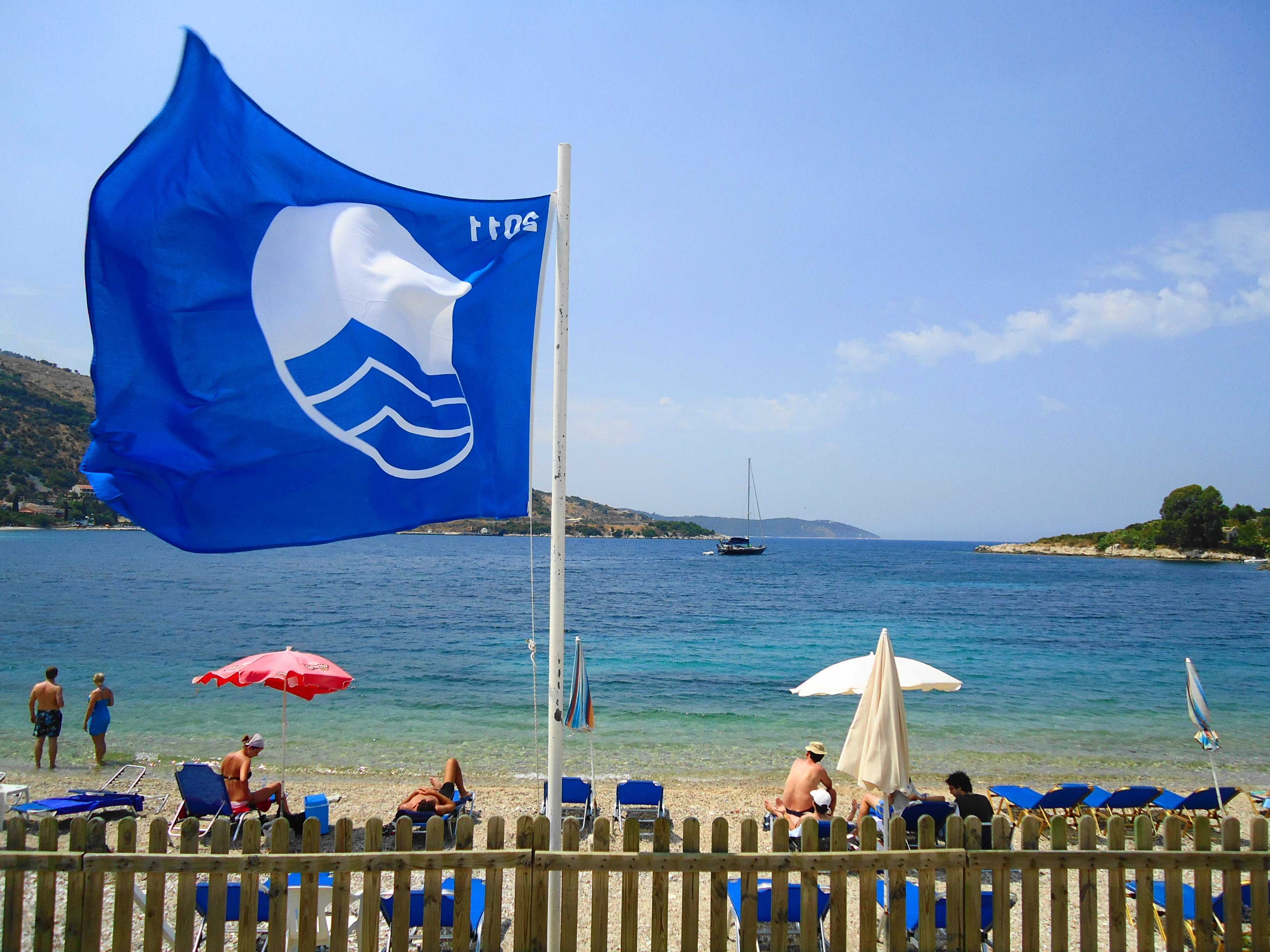 На борту холера бело синий флаг. Голубой флаг. Пляж с голубым флагом Сочи. Пляжи Турции с голубым флагом. Синий флаг Сочи.