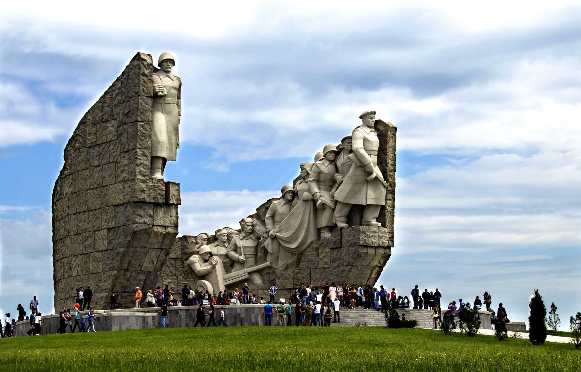 Культурно исторические достопримечательности ростовской области. Мемориал Самбекские высоты Таганрог. Таганрог Самбекские высоты музей. Мемориал Самбекские высоты в Ростовской области. Мемориал славы Самбекские высоты.